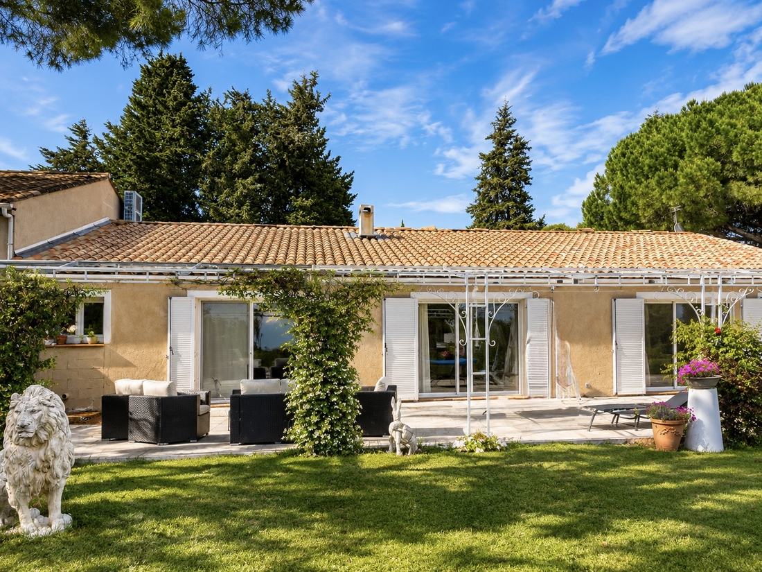 Toiture en tuiles rénovée, villa avec charpente refaite à neuf